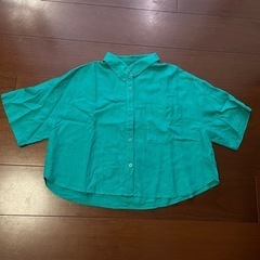 【GU】グリーン 半袖シャツ ショート丈＆薄手で夏にぴったり