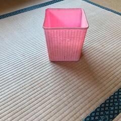 コンパクトなゴミ箱 ピンク色