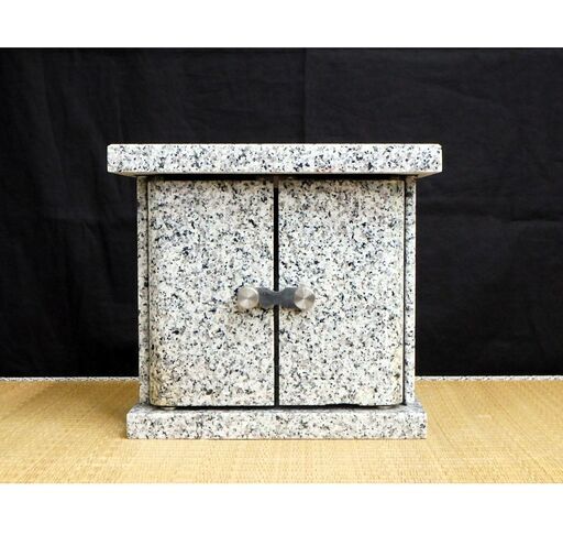 ≪U738-ス37ジ≫【在庫品】物置台 墓前用 観音扉 御影石 幅30㎝ 奥行17㎝ 高さ27.2㎝ 約14㎏ 仏具/供物台 一部破損/現状品