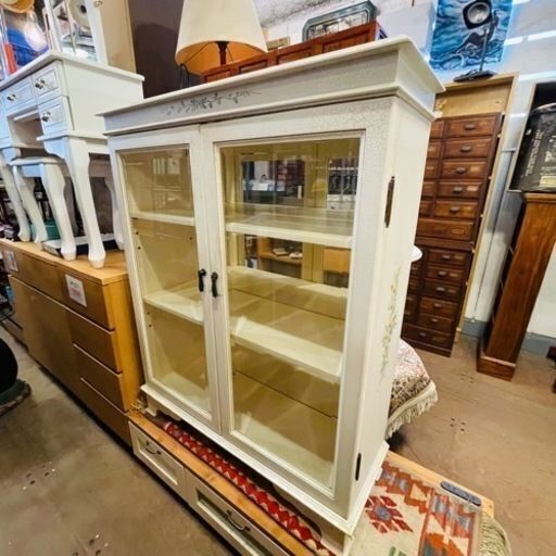 《売約済》【池上店】ガラスケース　ショーケース　コレクションケース　ロココ調　シャビー　シャビーシック　オフホワイト　アンティーク調　飾り棚　棚　キャビネット　検　フラワーモチーフ　花柄　フラワー　ビンテージ　フランス　フレンチ　アンティーク