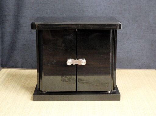 ≪U739-ス31ジ≫【在庫品】物置台 墓前用 観音扉 黒御影石 幅33㎝ 奥行21.2㎝ 高さ29.7㎝ 約24㎏ 仏具/収納台/供物台/りん