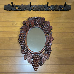 木彫の鏡とコートかけ