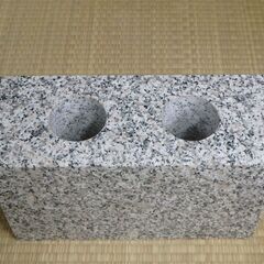 ≪U744-ス54ジ≫【在庫品】花立 墓前用 御影石 幅30.5㎝ 奥行12.5㎝ 高さ18.3㎝ 約15.5㎏ 花筒/全長16㎝/ステンレス製 仏具