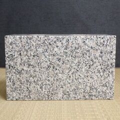 ≪U744-ス54ジ≫【在庫品】花立 墓前用 御影石 幅30.5㎝ 奥行12.5㎝ 高さ18.3㎝ 約15.5㎏ 花筒/全長16㎝/ステンレス製 仏具