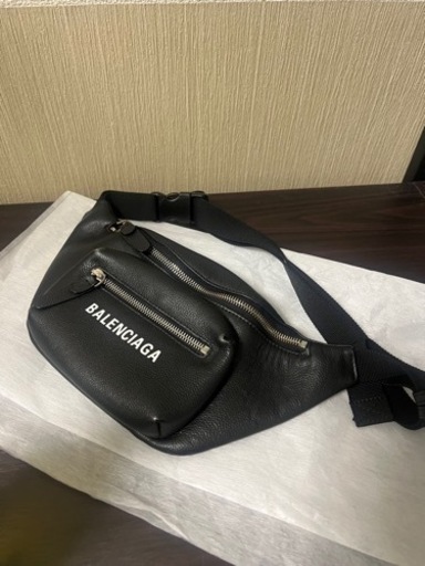 バレンシアガ　ボディバッグ\n