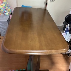 食卓テーブルです。材質は昔の物でかなりしっかりしてます。