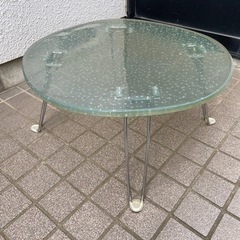 ガラスのテーブル