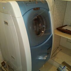 ドラム式全自動洗濯機（w60 x h102 x d70cm）