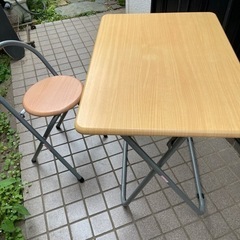 折りたたみテーブルと椅子のセット