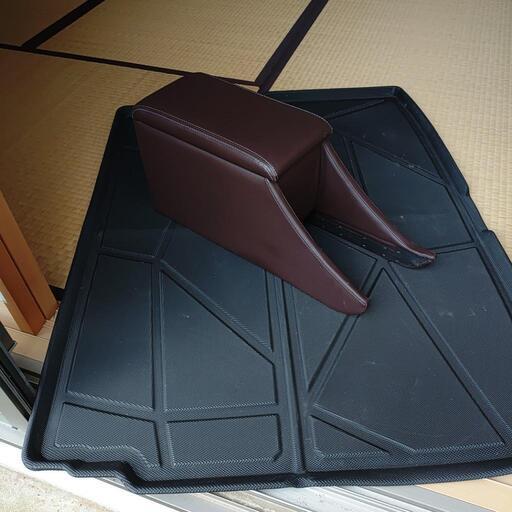 ヤリスクロス用アームレスト、ラゲッジマット