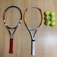 テニスラケット2本とテニスボール