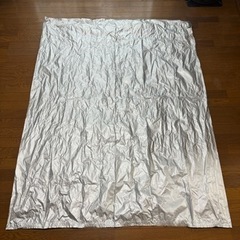 銀色固めのカーテン