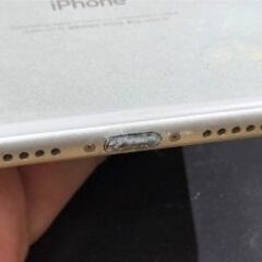 iPadの充電ケーブルの先端が折れて中に入ったまま取れない。の画像