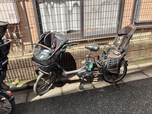 Ⅾ53️土日もお子様と土足のまま、いろいろなタイプの電動自転車のご試乗可能です。  ️電動自転車・リサイクル専門店　　ご試乗をしてから、ご購入できます。  ２０インチ、チャイルドシート、２人乗り、３人乗り、１人乗り電動自転車  バカ良心的な電動自転車屋１００日間・安心の無料点検・️無料交換保証サービス付き  後ろチャイルドシートを大きめのかごに変更のオプション無料です。  バッテリーは新品の９０％以上の性能です。  １回の充電で３０Ｋ
