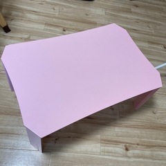 ピンクのテーブル  