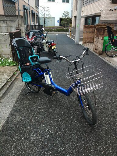 ｄ53️土日もお子様と土足のまま、いろいろなタイプの電動自転車のご試乗可能です。  ️電動自転車・リサイクル専門店　　ご試乗をしてから、ご購入できます。  ２０インチ、チャイルドシート、２人乗り、３人乗り、１人乗り電動自転車  バカ良心的な電動自転車屋１００日間・安心の無料点検・️無料交換保証サービス付き  後ろチャイルドシートを大きめのかごに変更のオプション無料です。  バッテリーは新品の９０％以上の性能です。  １回の充電で３０Ｋ