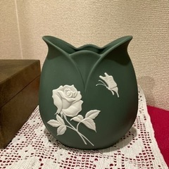 ヴィクトリア調　花瓶　バラと蝶