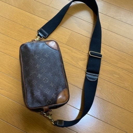 値下げしました。VUITTON(改)斜め掛けバッグになります。靴/バッグ バッグ ショルダーバッグ