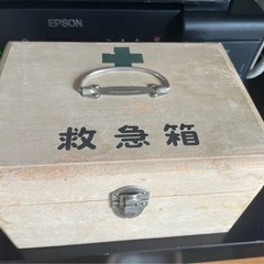 金曜日(5月4日)のゴミ出しで処分します。救急箱　木製　昭和レトロ
