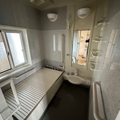 浴槽　洗面台　机　棚　タンス　こたつ　暖房器具　タオル