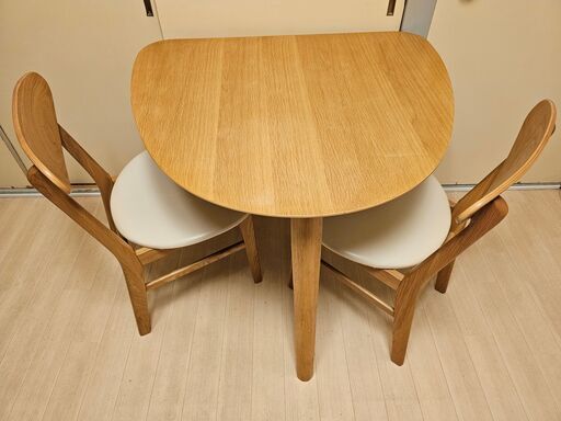[値下げました!] Pingu Table (三角形のダイニングテーブルと椅子2脚)