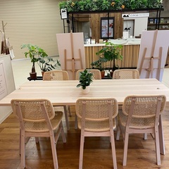 Ikeaのダイニングテーブルの新しいお家を探しています！