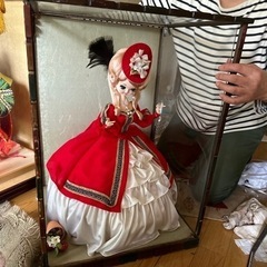 赤いドレスの人形