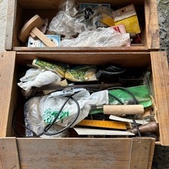 古い木製工具箱の中の工具類2セット