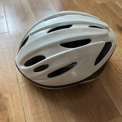 白　自転車　ヘルメット