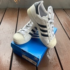 Adidasスニーカー