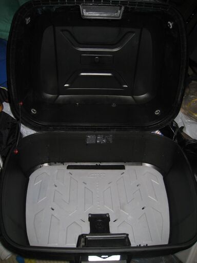 大阪市内より　GIVI　モノロックケース　ギビ　ぎび　45L？　バックレスト付き　鍵二個付き　トップケース　リアボックス 大阪市内より GIVI モノロックケース ギビ ぎび 45L？ バックレスト