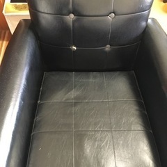 黒い椅子二脚