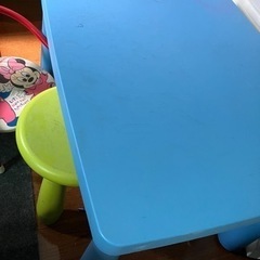 IKEAの子ども用机と椅子とミッキーマウスのキッズチェア3点セット