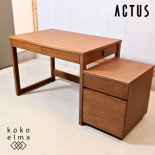 ACTUS(アクタス)で取り扱われていたウォールナット材のデスクセットです。シンプルなデザインと落ち着いた雰囲気はお子様の学習机としてはもちろん事務机など末永くご使用頂けます♪