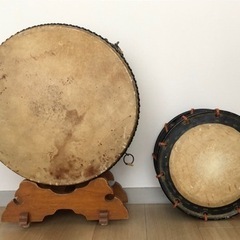 沖縄の平太鼓（台付）と締太鼓のセット