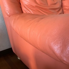 オレンジ色のソファー