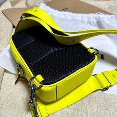 コーチ ボディバッグ イエロー ワイドショルダー レザー