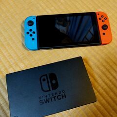 新しい Nintendo Switch とケースと 2 本のゲーム