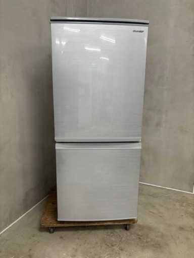 家電 【SHARP】冷凍冷蔵庫 137L 2ドア つけかえどっちもドア シルバー系 2020年製