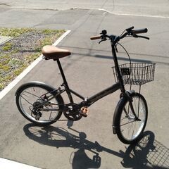 ほぼ新品 20インチ折りたたみ自転車  シマノ 6段変速 フロントライト カギ カゴ付  [AJ-08]