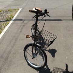 ほぼ新品 20インチ折りたたみ自転車  シマノ 6段変速 フロントライト カギ カゴ付  [AJ-08]