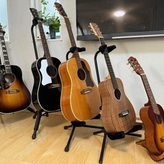 右から2番目　楽器 弦楽器、ギター