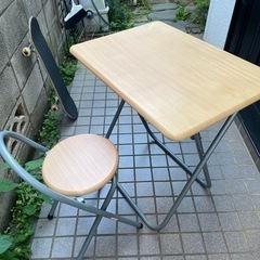 テーブルと椅子
