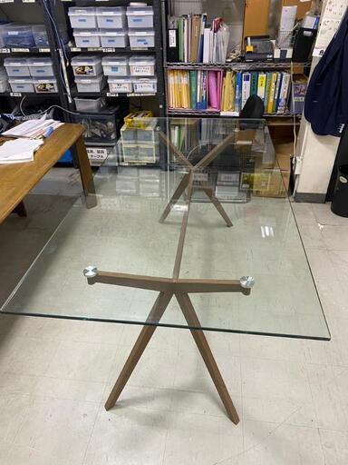 オシャレなガラスダイニングテーブル