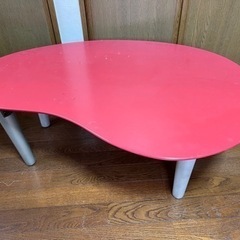 まがたま形のローテーブル 赤