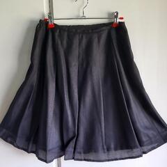 黒のフレアースカート