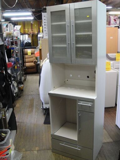 SALE中につき、通常特価9,878円より2,000円引きの7,878円!　ニトリ　キッチンボード　組み立て式　耐震ラッチ無し　食器棚　レンジボード　レンジ台