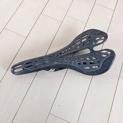 ロードバイク用サドル　　タイオガ スパイダー ツインテール 2 7×9mm カーボンレール ブラック