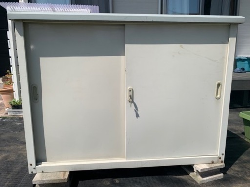 （只今お取引中）【鍵付き】小型物置き　スチール収納庫