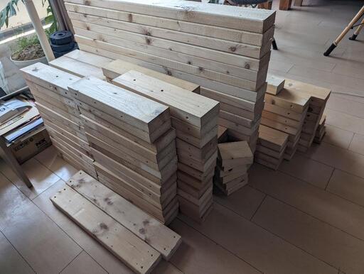2x4木材たくさん。DIYのほか、キャンプの薪、焚き木にもどうぞ